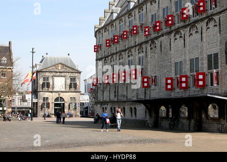 Place du marché avec gothique du Xvème siècle emblématique Hôtel de ville (Stadhuis van Gouda), Gouda, Pays-Bas. En arrière-plan De Waag (maison) Banque D'Images