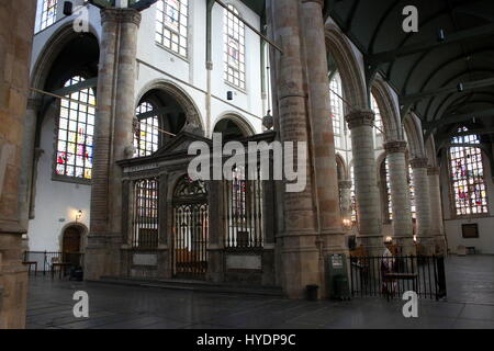 Intérieur de la 15e siècle Sint Jans ou Grote Kerk à Gouda, Pays-Bas, une grande église gothique connue pour ses vitraux (UNESCO) Banque D'Images