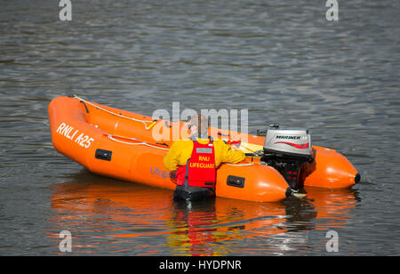 RNLI embarcation gonflable sur la rivière avant le jour de la course au Cancer Research UK Boat Race 2017, le 02 avril 2017, Londres, Royaume-Uni Banque D'Images