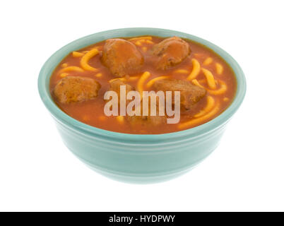 Une assiette de spaghetti et boulettes de viande dans un bol isolé sur un fond blanc. Banque D'Images