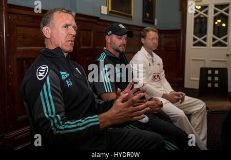 Surrey (de gauche à droite) Entraîneur Alec Stewart, Michael Di Venuto et Gareth Batty au cours de la journée des médias à l'ovale, Londres. Banque D'Images