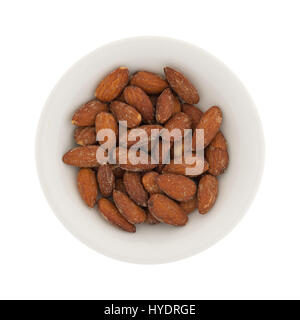 Vue du dessus de l'hickory amandes fumées dans un petit bol isolé sur un fond blanc. Banque D'Images