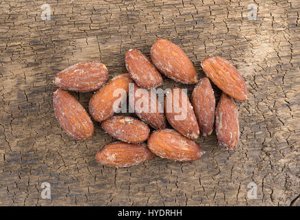Vue de dessus d'une portion de hickory amandes fumées sur un vieux bois board. Banque D'Images