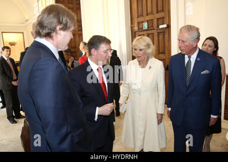 Le Prince de Galles et la duchesse de Cornwall parle à Mark Getty (à gauche) et directeur de l'école britannique Christopher Smith à la British School de Rome, Italie, le septième jour du Prince of Wales's neuf jours de la tournée européenne. Banque D'Images