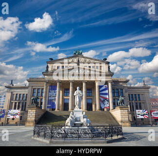 BERLIN, ALLEMAGNE - 13 février, 2017 : La Konzerthaus bâtiment et le mémorial de Friedrich Schiller place Gendarmenmarkt. Banque D'Images