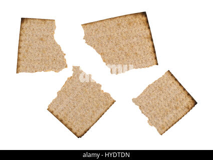 Vue de dessus d'un seul le blé entier matzo cracker qui a été divisé en quatre morceaux isolé sur un fond blanc. Banque D'Images