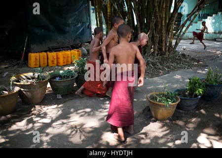 Myanmar (Birmanie). Yangon. Les jeunes moines novices dans un pensionnat jouent au football dans la cour de l'école. Banque D'Images