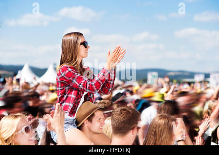 Les adolescents au festival de musique d'amuser Banque D'Images