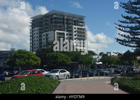 Redcliffe, Queensland, Australie : High Rise apartment block, unités d'accueil, au bord de l'eau Banque D'Images