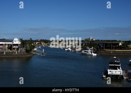 Newport, Queensland, Australie : Bateaux de plaisance amarrés à la ligne jetées privées de logement du canal Banque D'Images