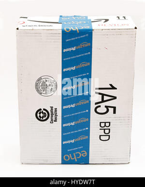 Une boîte de carton d'expédition d'Amazon isolé sur fond blanc. Banque D'Images