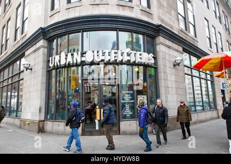 Les gens à pied par un Urban Outfitters store à Manhattan. Banque D'Images