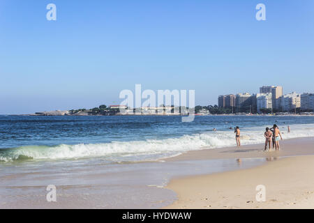 Brésil, Rio de Janeiro : voir des personnes bénéficiant d'un matin ensoleillé sur la plage de Copacabana Banque D'Images