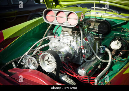 L'intérieur d'un ventilateur puissant booster hot-rod colorés de la baie moteur Banque D'Images