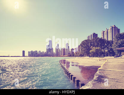 Tons couleur waterfront skyline de Chicago tôt le matin, contre le soleil photo, Illinois, États-Unis. Banque D'Images