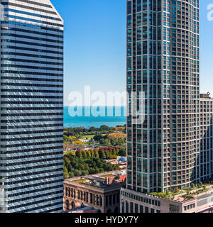 Vue depuis le 27e étage lounge pont à l'hôtel Witt, Chicago. Regardez attentivement et vous pouvez voir Cloud Gate avec la ville de réflexion. Banque D'Images