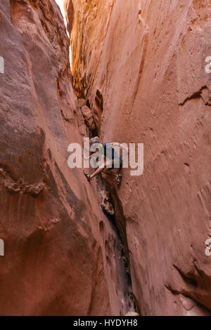 Le canyoning dans la région de Blue John Canyon. C'est une région éloignée de l'Utah appelée brigands roost. Banque D'Images