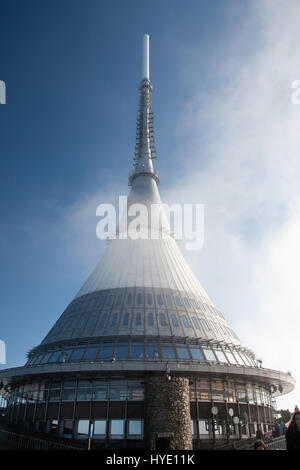 République tchèque, JESTED - 29 octobre 2011 - L'observation et des télécommunications Jested tower près de Liberec en République Tchèque Banque D'Images