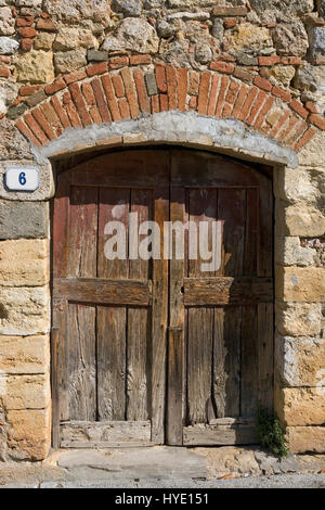 Ancienne porte, Via Antonio Gramsci, Monteriggioni, Toscane Banque D'Images