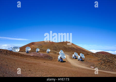 Vue paysage de télescopes astronomiques sur le Mauna Kea, Hawaii, USA Banque D'Images