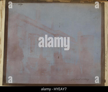 Cette photographie de William Henry Fox Talbot capture la façade sud de l'abbaye de Lacock avec la tour de Sharington. Talbot a été un pionnier de la photographie, et cette image est l'une de ses œuvres mettant en valeur la beauté architecturale et l'importance historique de l'abbaye. Banque D'Images