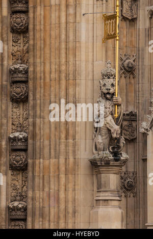 Une vue rapprochée des détails au-dessus de l'entrée principale de la Tour Victoria sur Westminster Palace, Londres, Angleterre, Royaume-Uni. Banque D'Images