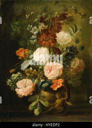 Cette œuvre, attribuée à un disciple de Jan van Huysum, présente un vase de fleurs hollandais. La pièce démontre le réalisme botanique complexe et la maîtrise de la composition florale caractéristique de l'âge d'or néerlandais, une période connue pour sa peinture de nature morte. Banque D'Images