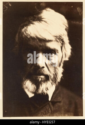 La photographie de Thomas Carlyle par Julia Margaret Cameron est un exemple notable de portrait victorien. Connue pour sa technique de flou, Cameron a capturé l'essence de la présence intellectuelle de Carlyle, mettant l'accent sur le caractère plutôt que sur les détails précis, une caractéristique de son style photographique. Banque D'Images