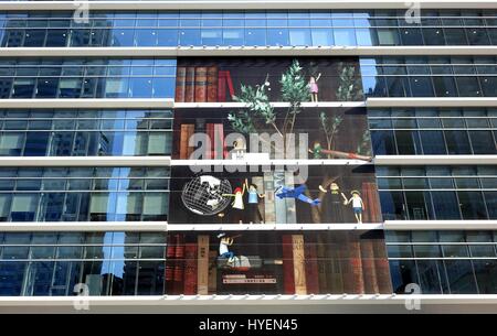 KAOHSIUNG, TAIWAN -- le 18 avril 2015 : La façade moderne de la bibliothèque publique principale de Kaohsiung est décoré avec un grand art. Banque D'Images