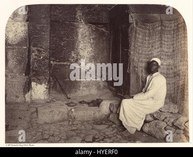 La photographie du sergent James M. McDonald de l'ancienne porte anglaise à la porte de Damas illustre la beauté architecturale de ce site historique de Jérusalem. L'image met en évidence la maçonnerie et l'intégrité structurelle de la porte, en mettant l'accent sur son importance historique en tant que partie des anciens remparts de la ville de Jérusalem. Banque D'Images