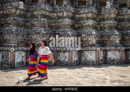 BANGKOK, THAÏLANDE - CIRCA SEPTEMBRE 2014 : femmes thaïlandaises walking in Wat Arun, le célèbre temple bouddhiste dans Bangkok Yai district de Bangkok, Thaïlande, le Banque D'Images