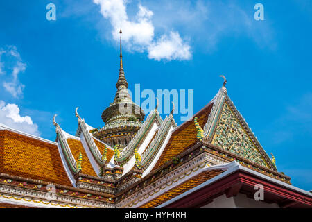 BANGKOK, THAÏLANDE - CIRCA SEPTEMBRE 2014 : vue sur les toits de Wat Arun, le célèbre temple bouddhiste dans Bangkok Yai district de Bangkok, Thaïlande Banque D'Images