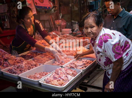 MAE KLONG - TAHILAND - CIRCA SEPTEMBRE 2014 : l'achat à la population locale du marché ferroviaire Maeklong Banque D'Images