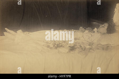 La photographie poignante de Julia Margaret Cameron, « Study of a Dead Child », explore les thèmes de la perte, de l'innocence et du chagrin, capturés grâce à sa technique de flou artistique caractéristique. Banque D'Images