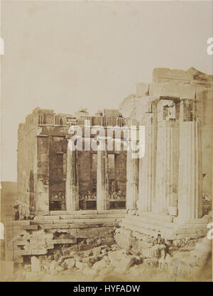 La peinture de James Robertson, « L’aile nord des Propylaées du Sud-Ouest », montre une vue des Propylaées, l’entrée monumentale de l’Acropole d’Athènes. La peinture capture la grandeur de l'architecture grecque antique et la signification historique de cette structure. Banque D'Images