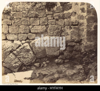 Cette photographie montre le sergent James M. McDonald, mettant en évidence une ancienne arche à l'extrémité sud-ouest des bazars, mettant en valeur le patrimoine architectural et culturel de la région. L'image fournit un aperçu historique de la structure et de son importance dans le passé de la région. Banque D'Images