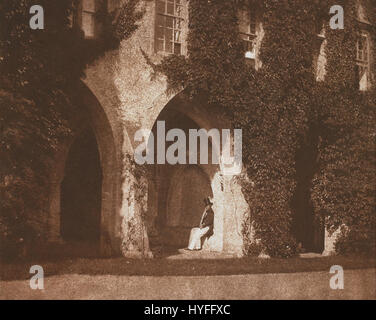 Une photographie de William Henry Fox Talbot capturant les cloîtres de l'abbaye de Lacock, mettant en valeur les premières techniques photographiques. Banque D'Images