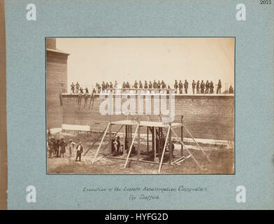 Cette photographie d'Alexander Gardner représente l'exécution des conspirateurs impliqués dans l'assassinat du président américain Abraham Lincoln. Prise le 7 juillet 1865, elle capture un moment charnière de l'histoire américaine, mettant en valeur la gravité et la finalité de la punition. Banque D'Images