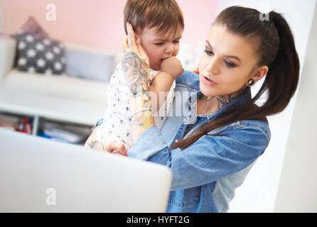 Mère essayant de calmer son petit garçon Banque D'Images