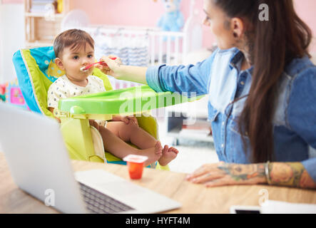 L'alimentation de la mère à l'enfant Banque D'Images