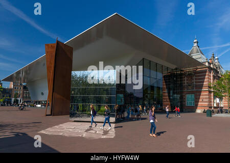 Les touristes et visiteurs à l'extérieur du Musée Stedelijk d'Art Moderne de soleil d'été, Amsterdam, Pays-Bas, Europe Banque D'Images