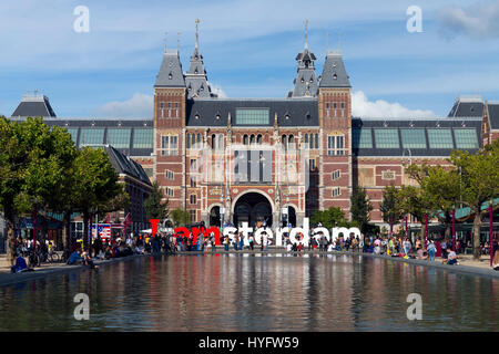 Les touristes et les visiteurs à proximité de l'installation, j'adore Amsterdam Rijksmuseum, Amsterdam, Pays-Bas, Europe Banque D'Images