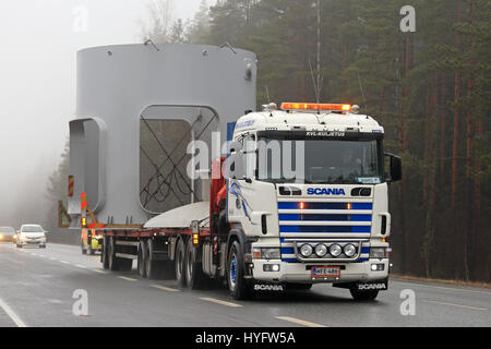 FORSSA, FINLANDE - le 2 avril 2017 : Scania surdimensionnée semi transport d'un objet industriel par Kuljetus KVL se déplace le long de la route en un jour brumeux. Derrière le ve Banque D'Images