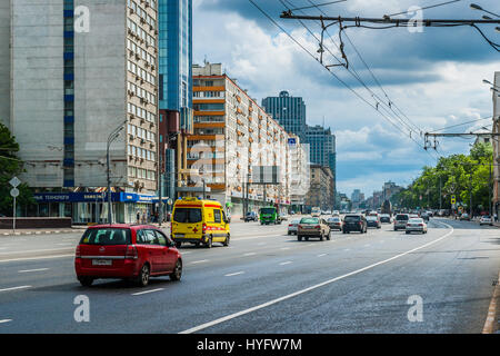 Moscou, Russie - 31 MAI 2015 : l'avenue Leninsky avant la tempête. Le trafic du centre vers la périphérie de la ville. Il est à environ 115 m (377m de large) Banque D'Images