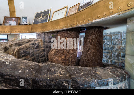 L'intérieur du plus sacré des temples zoroastriens mountain à Chak Chak (également orthographié comme Chek Chek - anglais : goutte-à-goutte) célèbre village en Iran Banque D'Images