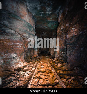 BIRMINGHAM, USA : hantise photos regardez à l'intérieur de la montagne abandonnés mine qui a cessé de fonctionner soixante-cinq ans auparavant. Les images montrent comment les parties souterraines de la mine de minerai de fer ont complètement disparu de gravats éparpillés sur sa parole et supports en bois en décomposition qui retient le toit. D'autres plans montrent les rails rouillés qui aurait effectué une fois le minerai à l'entrée et les wagons sont immobiles. La spooky photographies ont été prises à l'Ruffner no2 la mienne à Birmingham, Alabama, USA par un explorateur urbain connu sous le nom de Bullet. De prendre ses photos, il a utilisé un Nikon D7000 c Banque D'Images