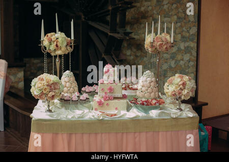 Gâteau de mariage dans la salle de banquet Banque D'Images