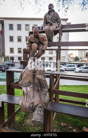 Treize rire à chaque d'autres - des sculptures créées par Joan Munoz dans jardin Cordoaria à Vitoria une paroisse civile de la ville de Porto au Portugal Banque D'Images