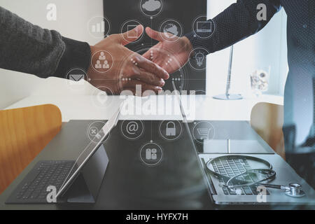 Secteur médical et de la santé,concept Médecin et patient shaking hands in office moderne à l'hôpital avec des icônes de l'interface ordinateur schéma électrique Banque D'Images