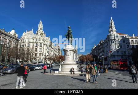 La Place Liberdade avec statue de Peter IV le libérateur et construction de Banco Espirito Santo (L) et Banco Bilbao Vizcaya Argentaria (R), Porto Banque D'Images